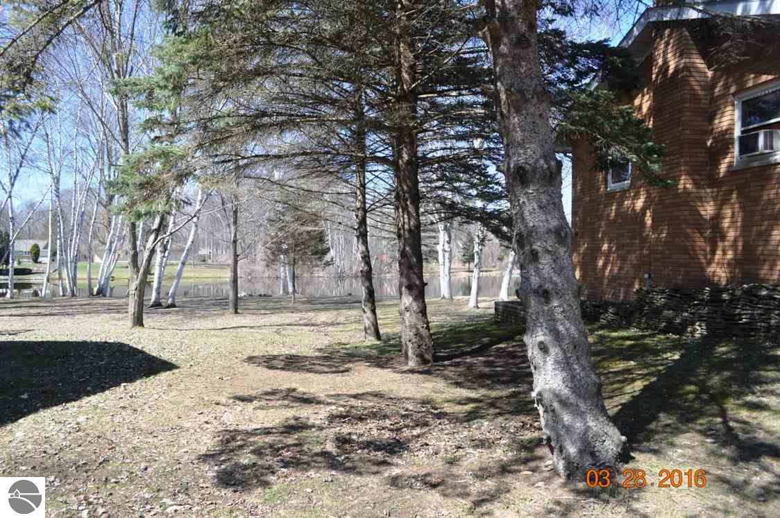 673 Point Dr, Clare, MI 48617 photo 4