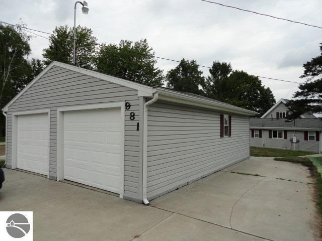 981 Florence Dr, Farwell, MI 48622 photo 10
