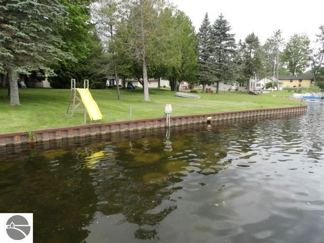 981 Florence Dr, Farwell, MI 48622 photo 3