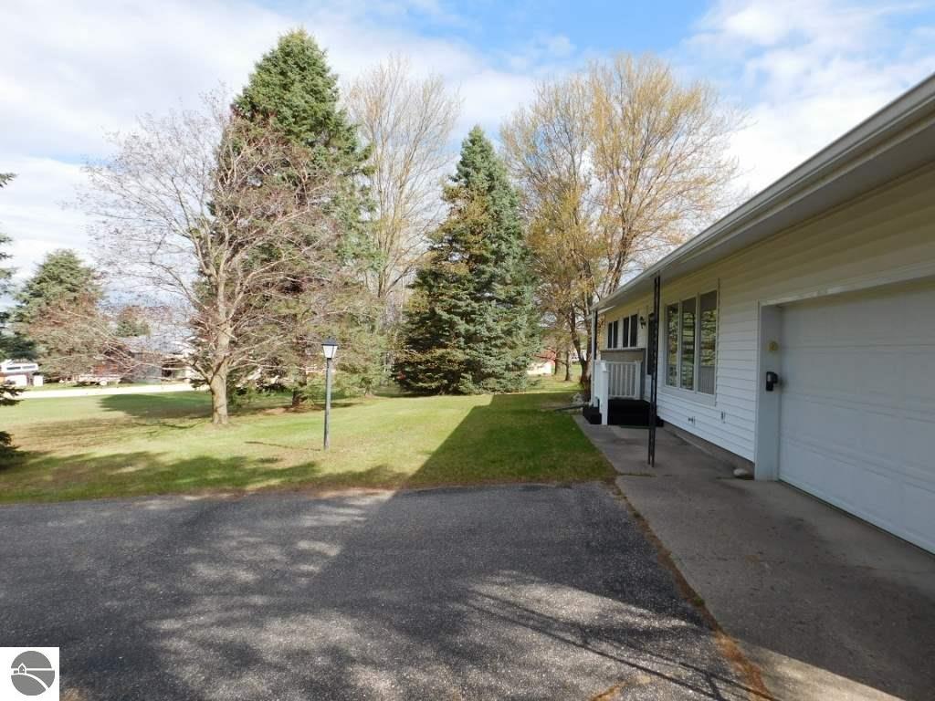 8571 E 12 Rd, Manton, MI 49663 photo 9