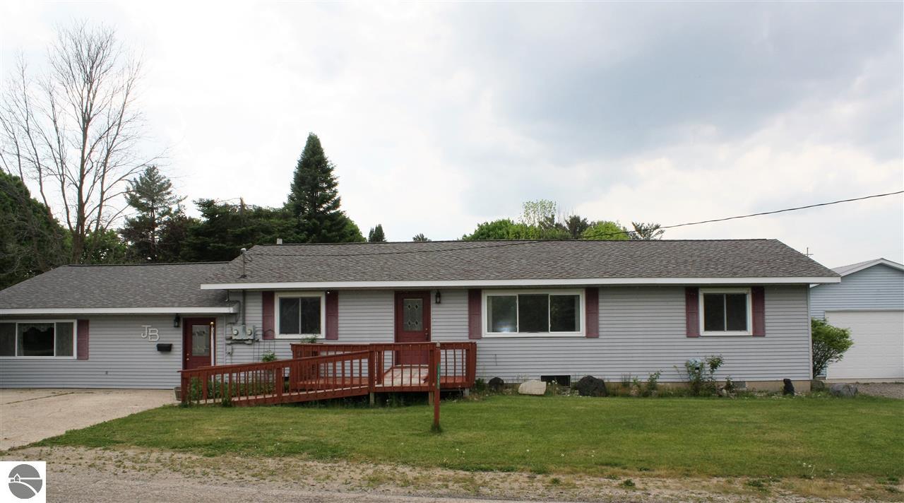 103 Beech Dr, Clare, MI 48617 photo 1