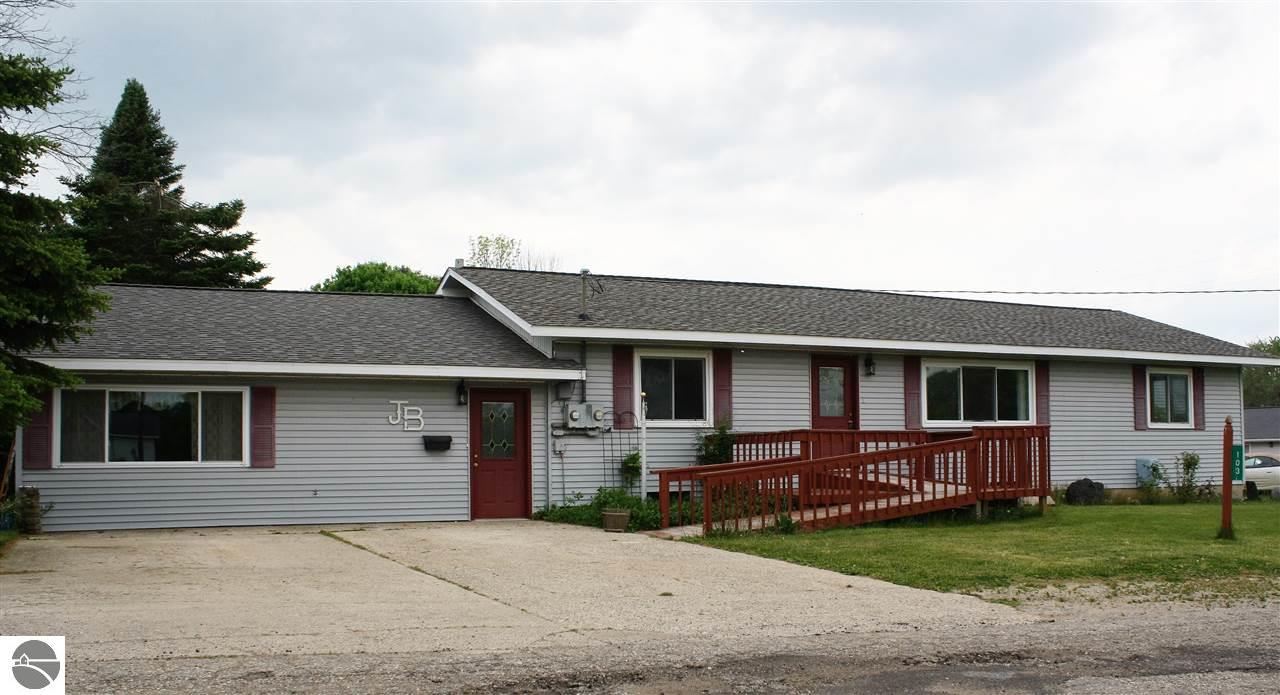 103 Beech Dr, Clare, MI 48617 photo 4