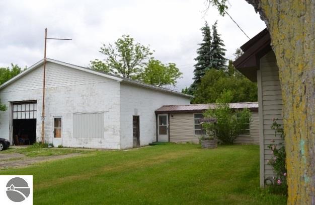 8425 E Monroe Rd, Wheeler, MI 48662 photo 3