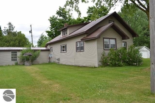 8425 E Monroe Rd, Wheeler, MI 48662 photo 2