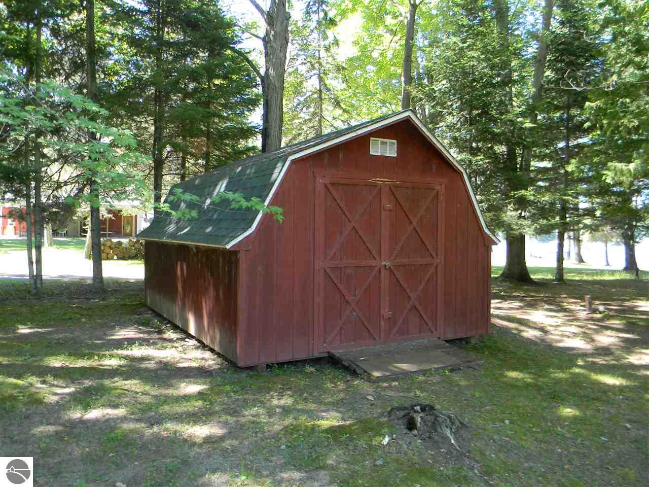 709 Deerfield Ln, Lupton, MI 48635 photo 4
