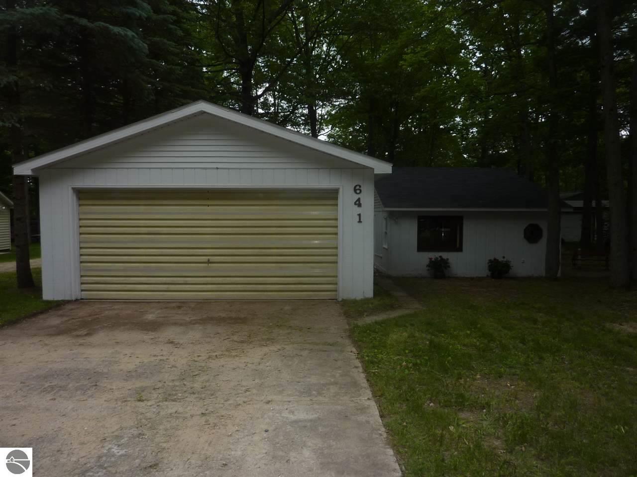 641 Pine St, Harrison, MI 48625 photo 1