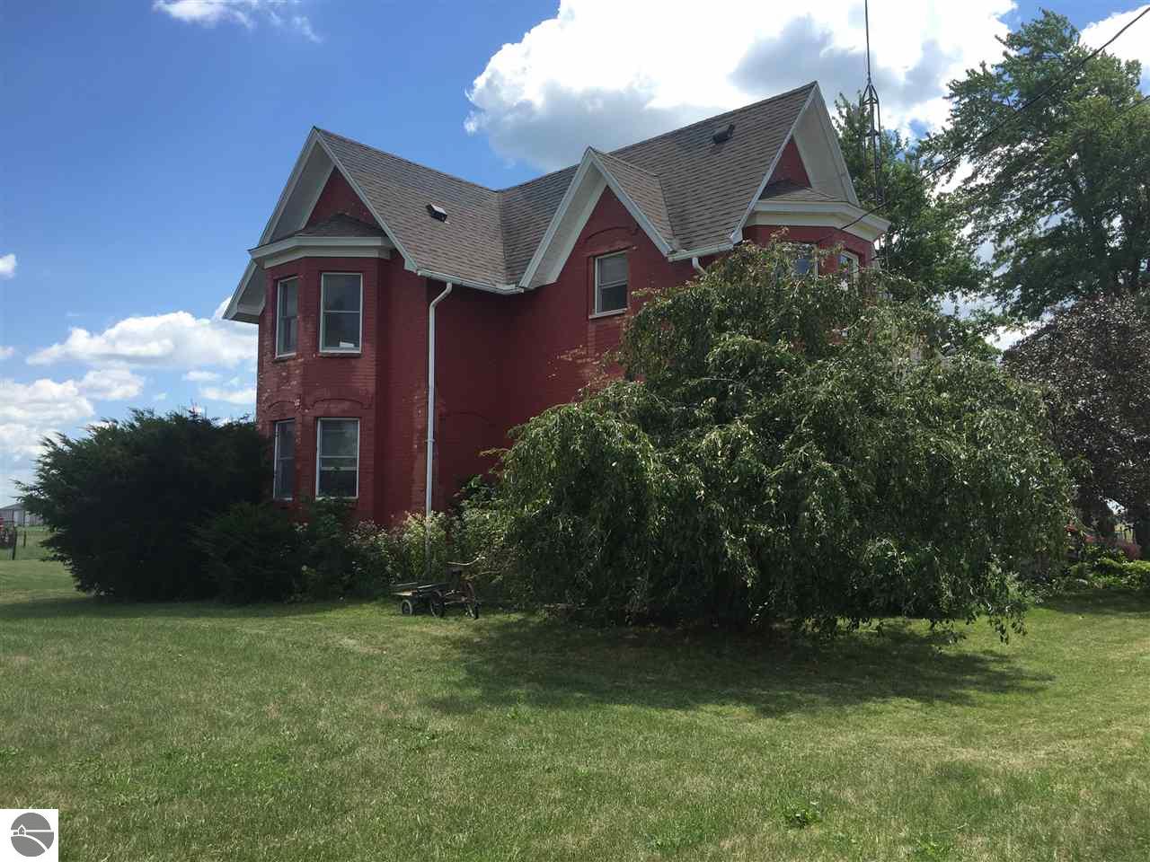 5466 E St Charles Rd, Ithaca, MI 48847 photo 2