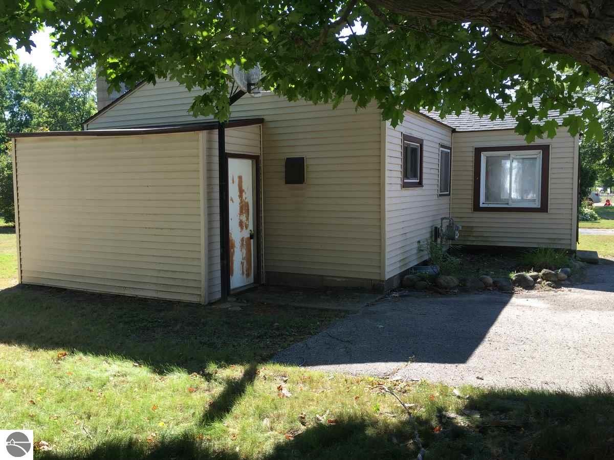 240 E Carpenter St, Charlevoix, MI 49720 photo 2