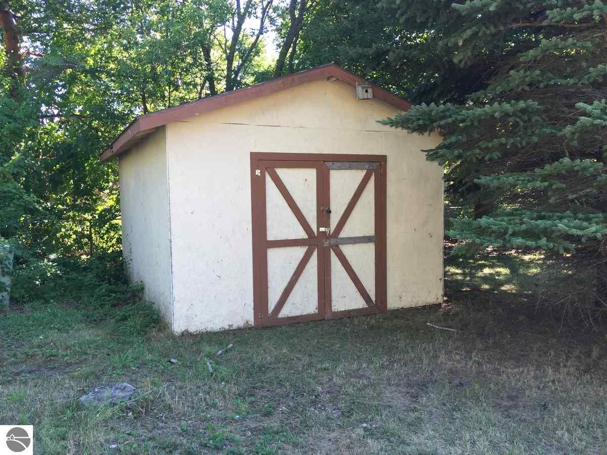 240 E Carpenter St, Charlevoix, MI 49720 photo 4