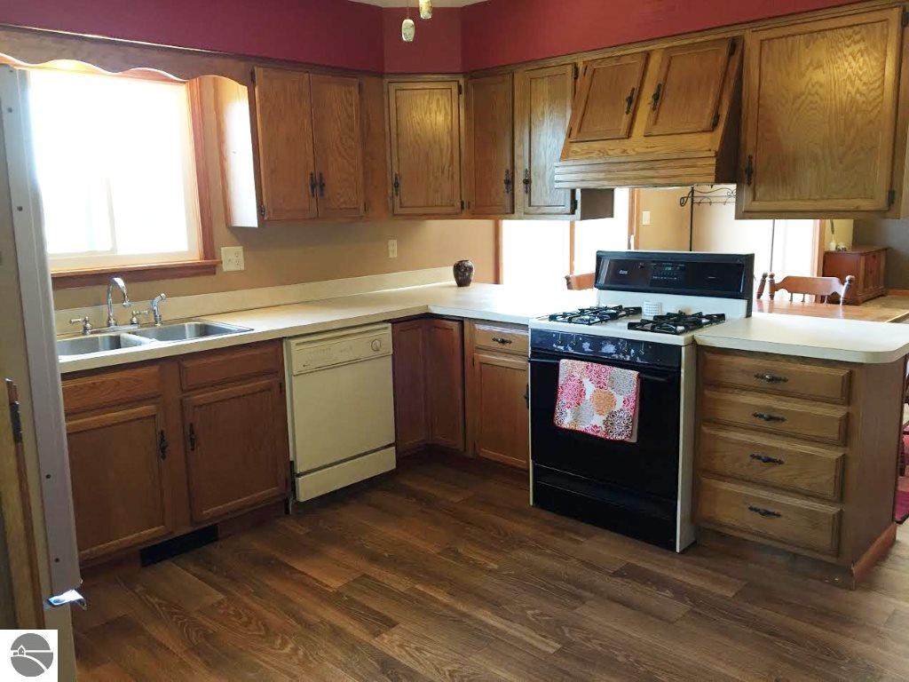 495 W Fleck Rd, Edmore, MI 48829 photo 4