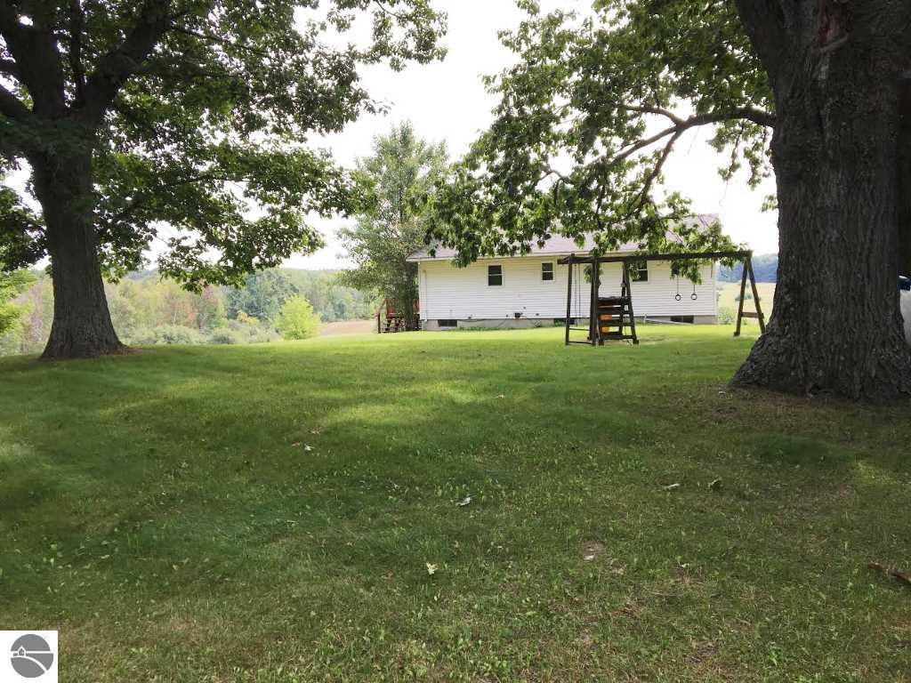 495 W Fleck Rd, Edmore, MI 48829 photo 1