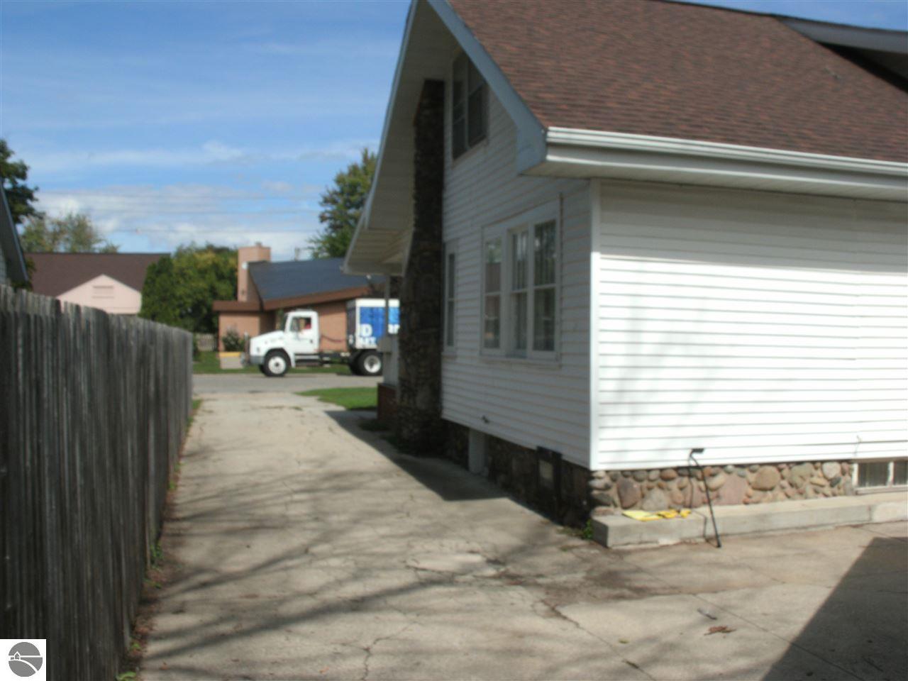 110 E Seventh St, Clare, MI 48617 photo 4