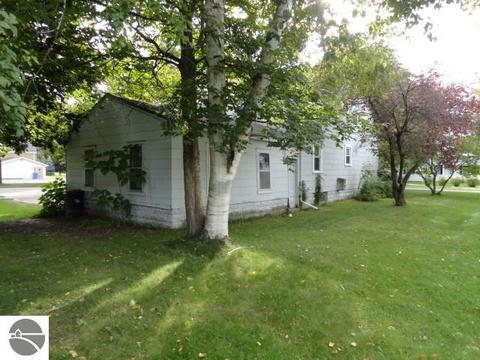 602 Jackson St, Clare, MI 48617 photo 3