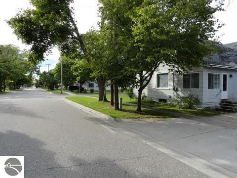 602 Jackson St, Clare, MI 48617 photo 5