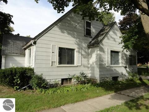 602 Jackson St, Clare, MI 48617 photo 2