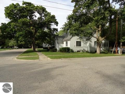 602 Jackson St, Clare, MI 48617 photo 4