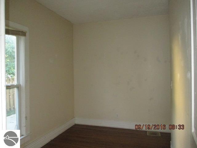 305 W Center St, Ithaca, MI 48847 photo 8
