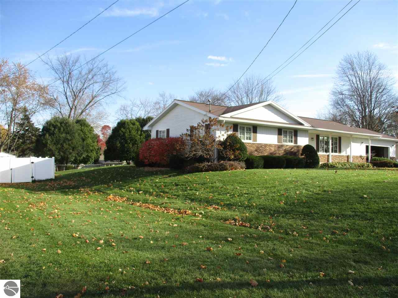 240 Golfside Dr, Alma, MI 48801 photo 2