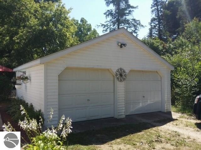 602 E Sixth St, Clare, MI 48617 photo 2