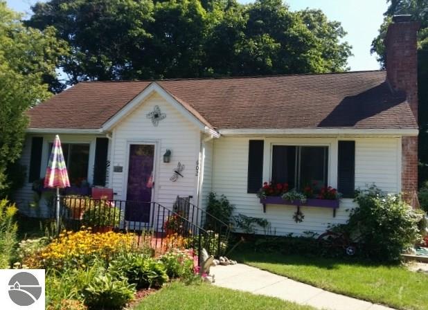 602 E Sixth St, Clare, MI 48617 photo 1