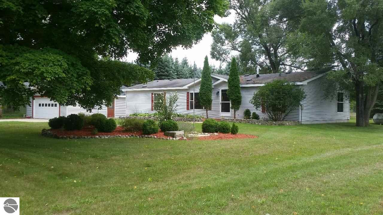 310 E Pine St, Mesick, MI 49668 photo 1