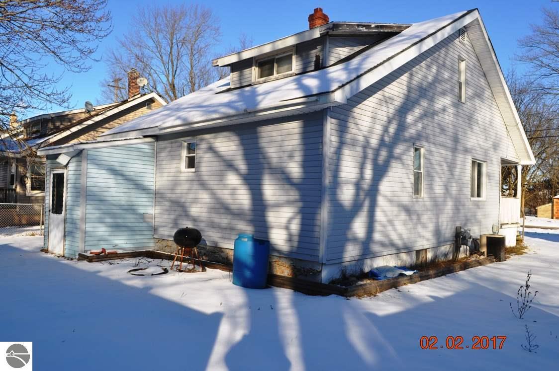 903 Beech, Clare, MI 48617 photo 3