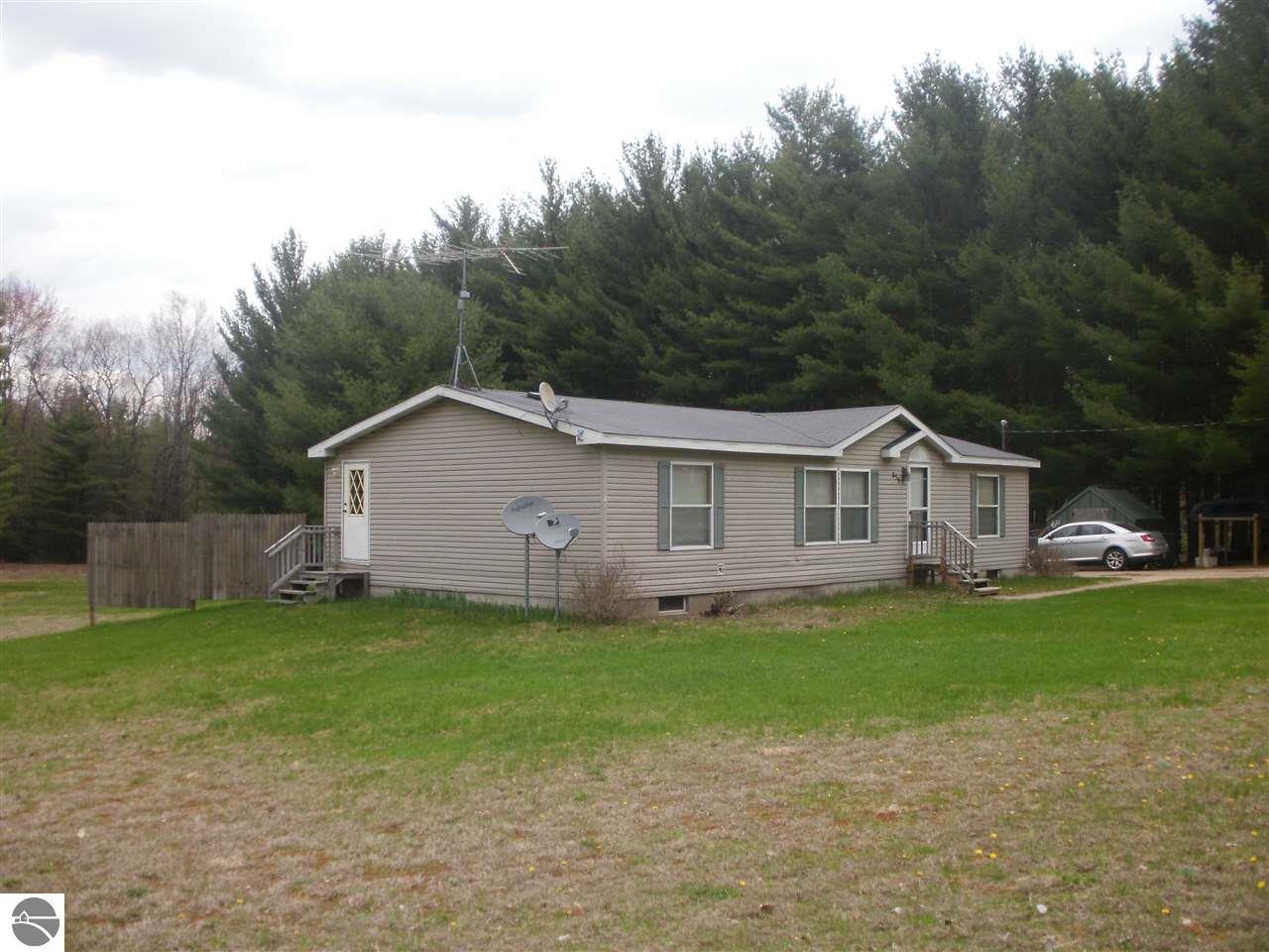 859 E 16 Rd, Mesick, MI 49668 photo 3