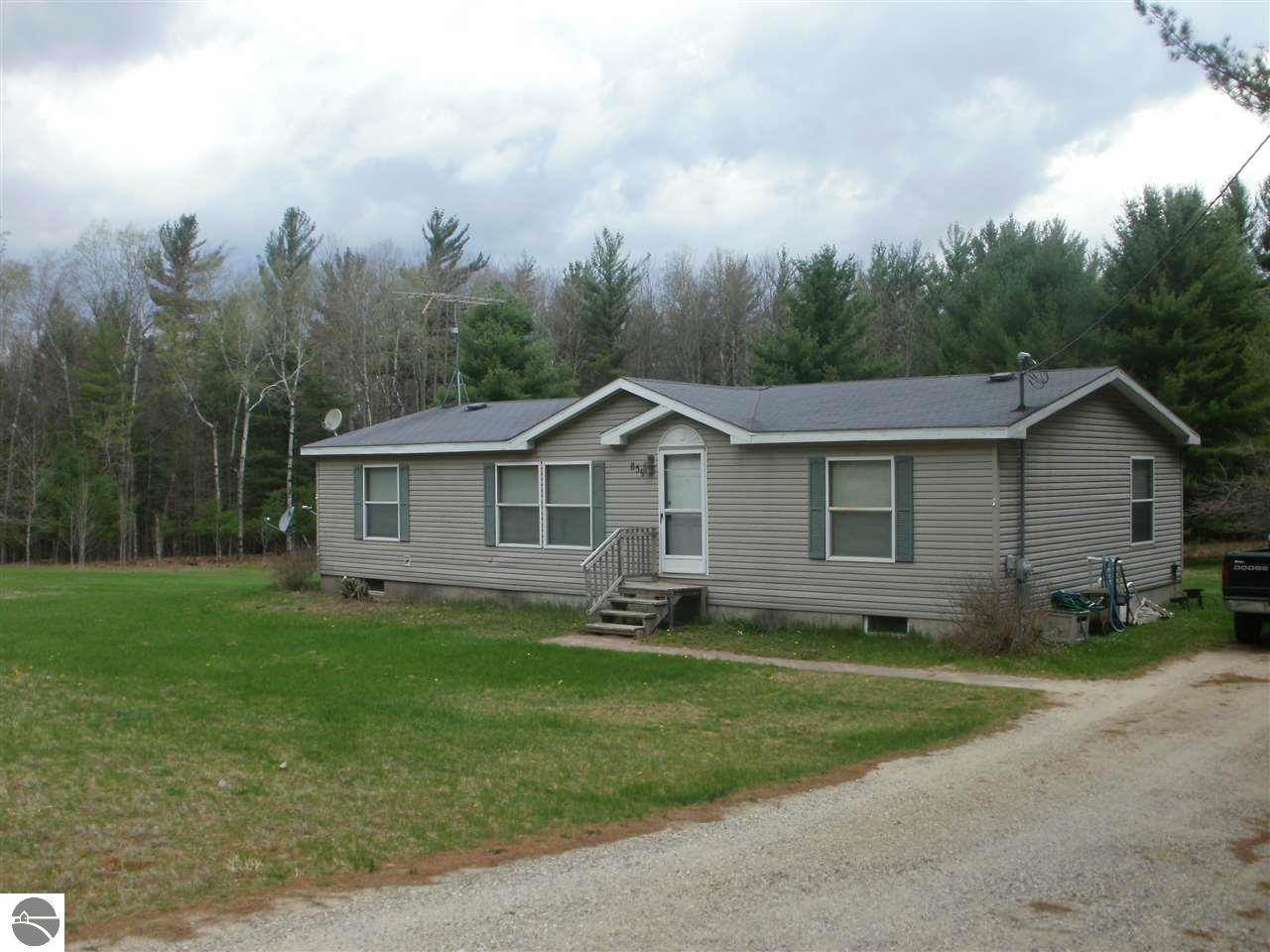 859 E 16 Rd, Mesick, MI 49668 photo 2