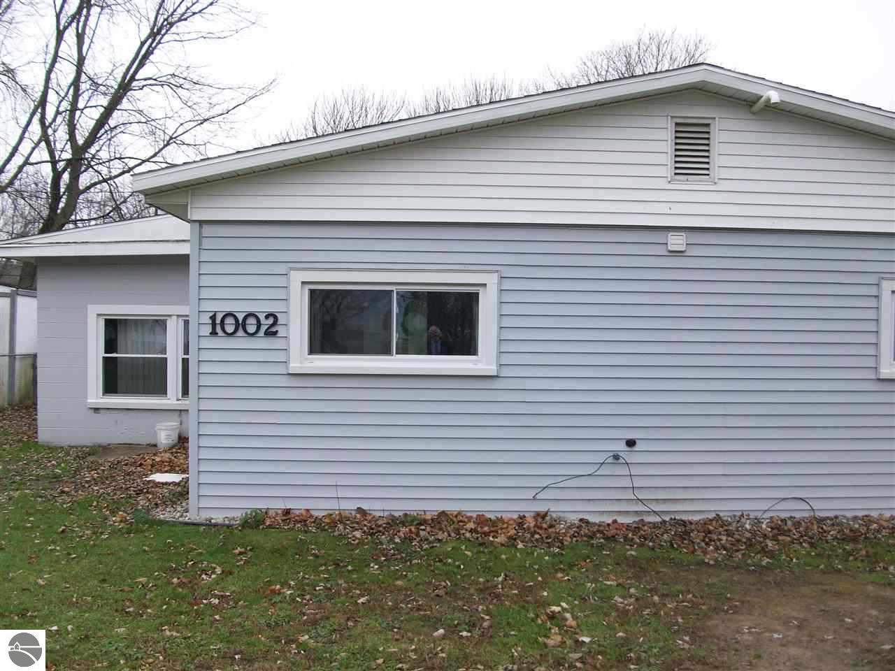1002 Ely St, Alma, MI 48801 photo 1
