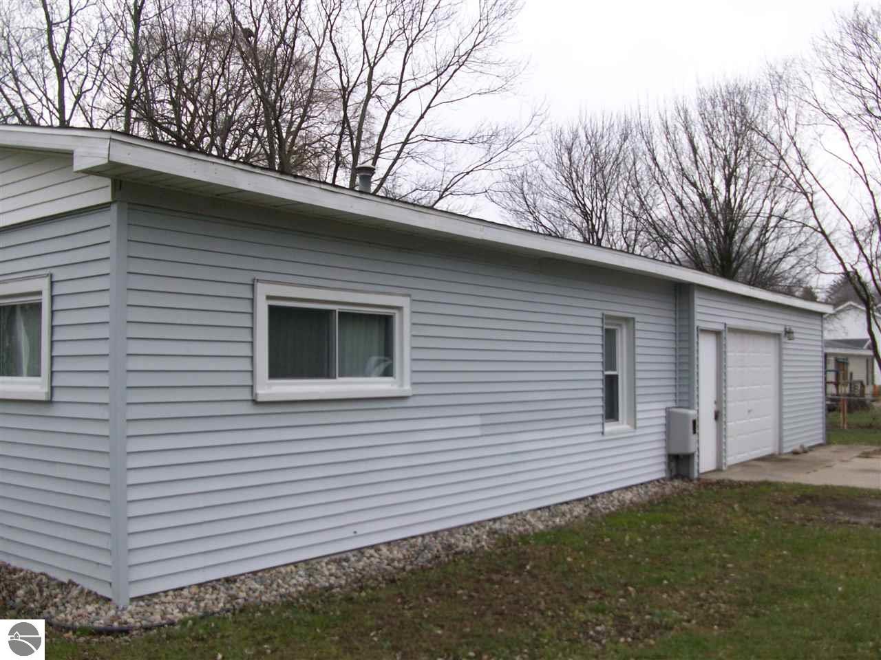 1002 Ely St, Alma, MI 48801 photo 2