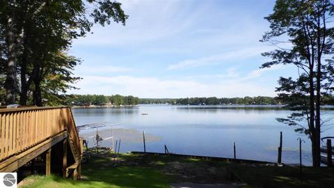 3581 Lakeside Dr, Lupton, MI 48635 photo 3