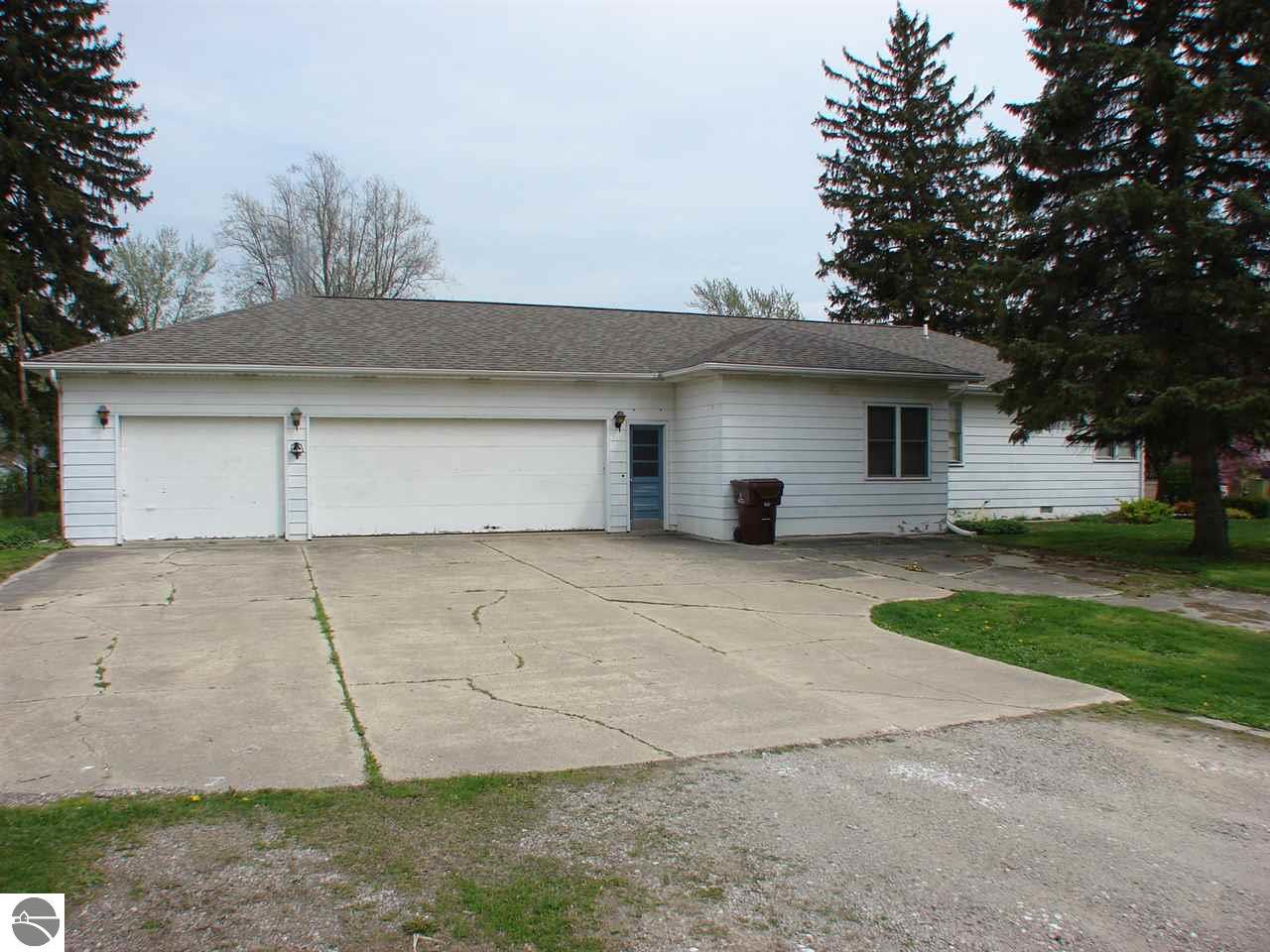 130 W Emerson St, Ithaca, MI 48847 photo 2