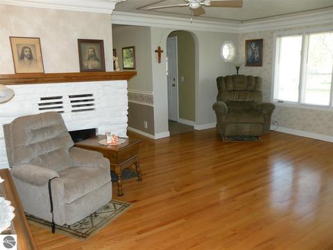 131 W Second, Gladwin, MI 48624 photo 2
