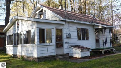 2376 Silverwood Dr, Lupton, MI 48635 photo 2