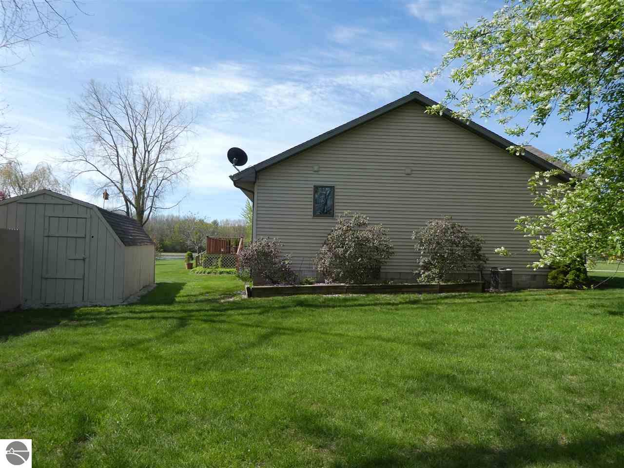 877 Riverview, Alma, MI 48801 photo 3