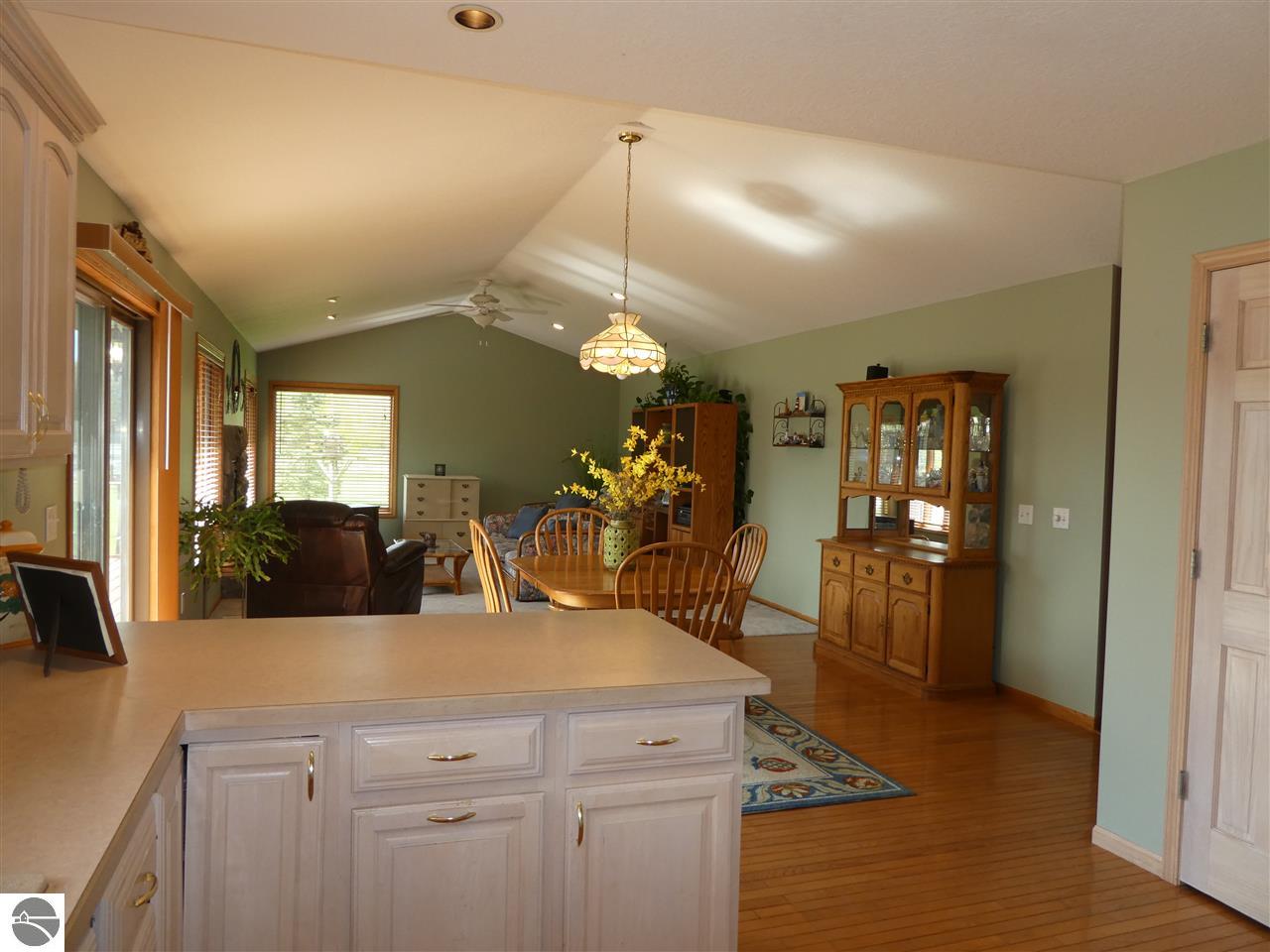 877 Riverview, Alma, MI 48801 photo 11
