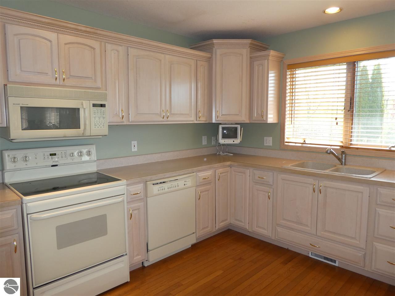 877 Riverview, Alma, MI 48801 photo 9