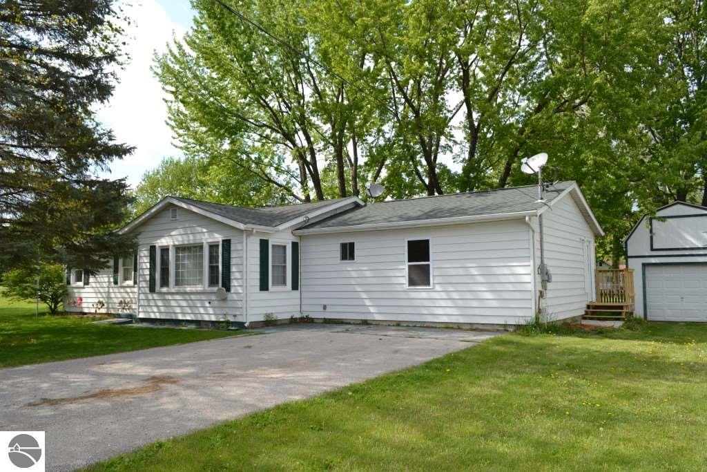 135 E Central Ave, Shepherd, MI 48883 photo 1