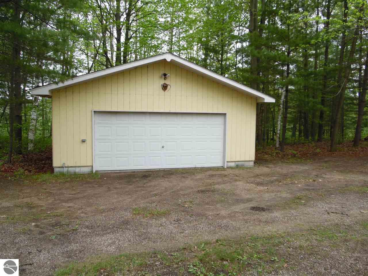 593 Everett Trl, Hale, MI 48739 photo 8