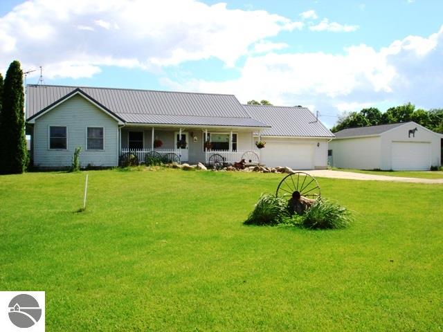 9842 E Pleasant Valley Rd, Shepherd, MI 48883 photo 1