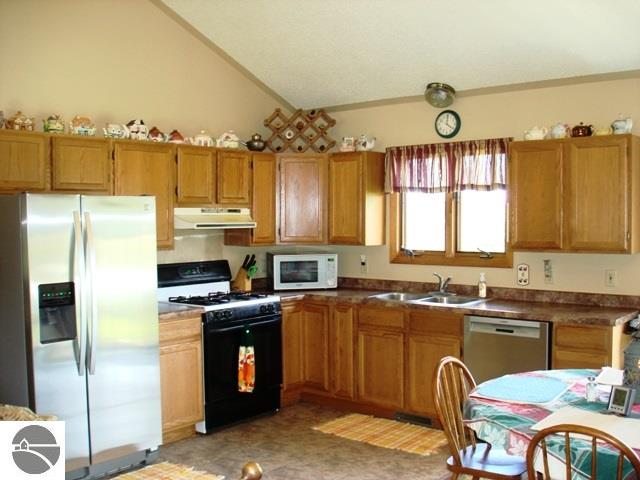 9842 E Pleasant Valley Rd, Shepherd, MI 48883 photo 2