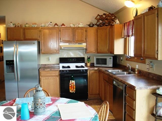 9842 E Pleasant Valley Rd, Shepherd, MI 48883 photo 3