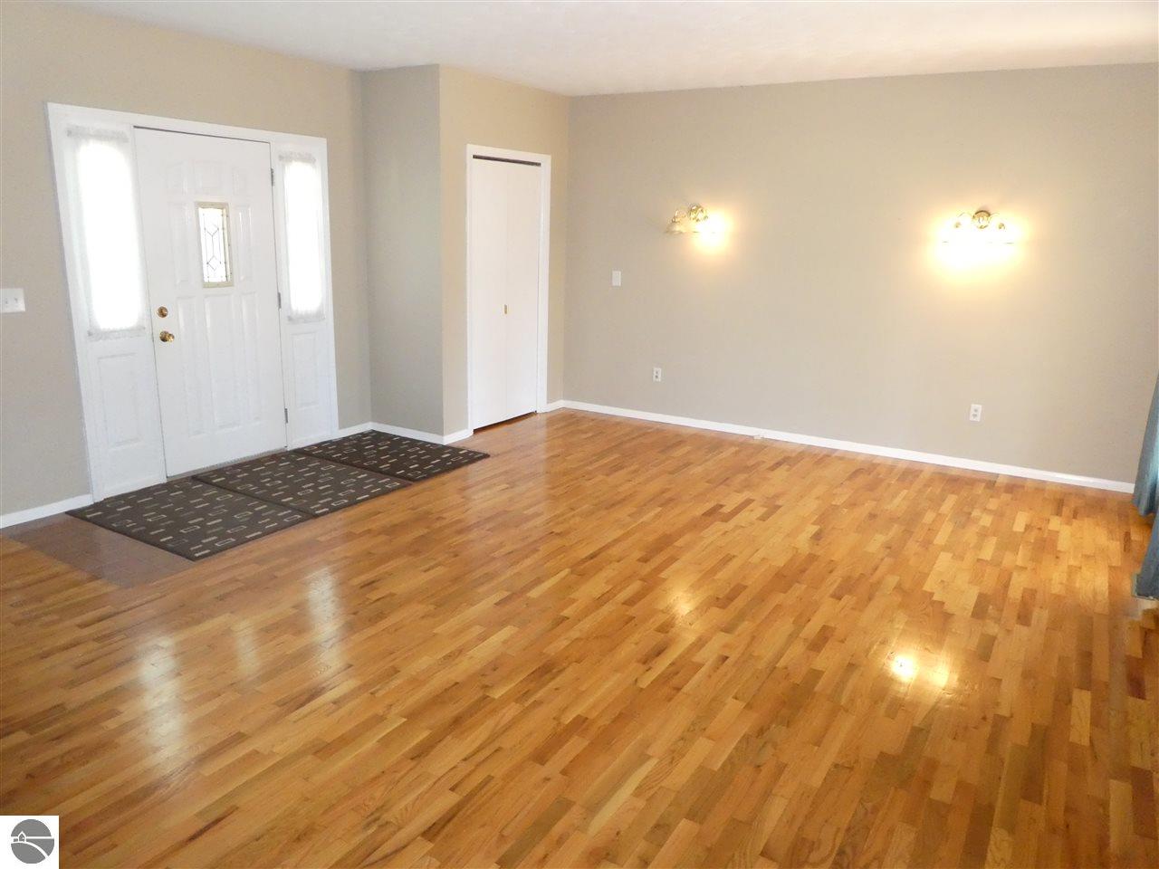 306 Devon Dr, Saint Louis, MI 48880 photo 9