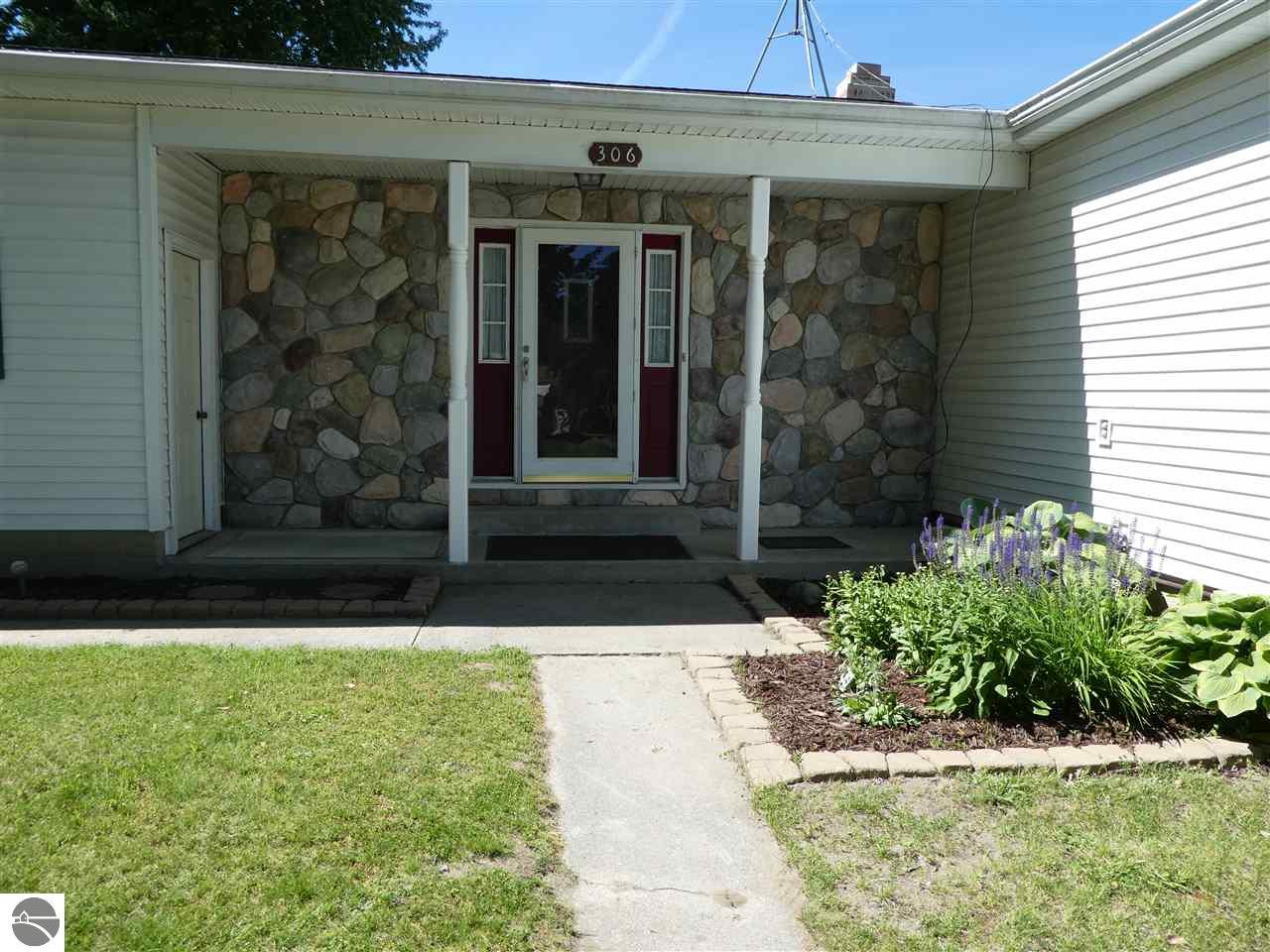 306 Devon Dr, Saint Louis, MI 48880 photo 5