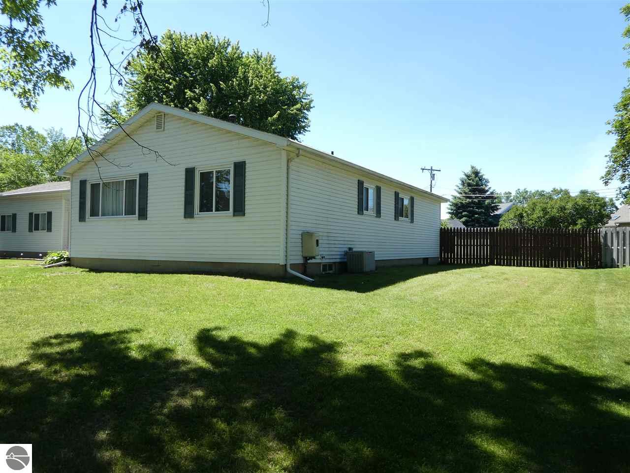 306 Devon Dr, Saint Louis, MI 48880 photo 2