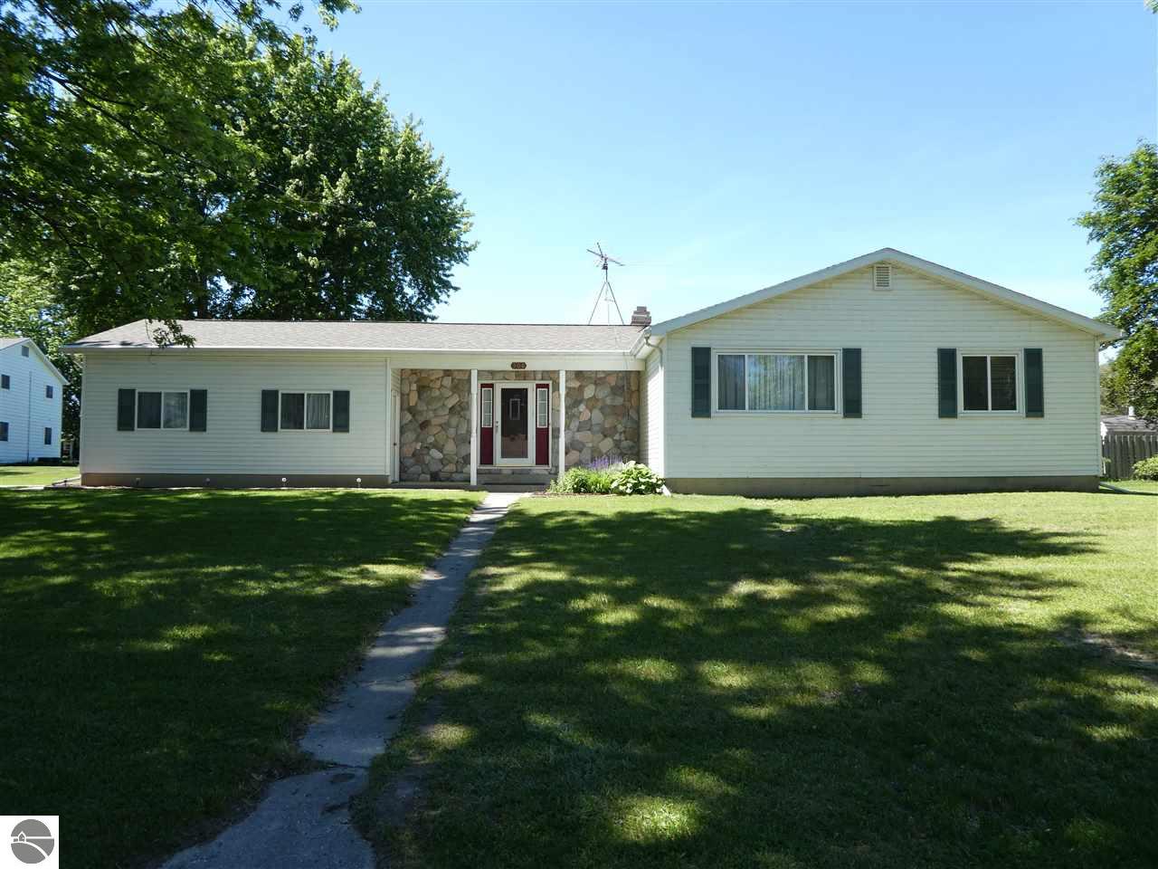 306 Devon Dr, Saint Louis, MI 48880 photo 1