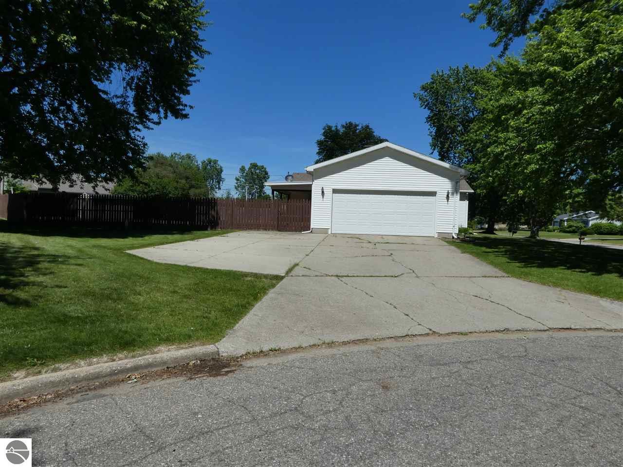 306 Devon Dr, Saint Louis, MI 48880 photo 4