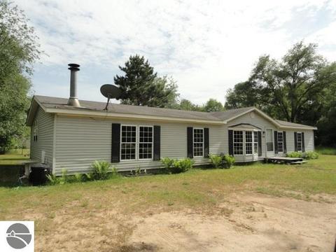 3650 E Shore Dr, Weidman, MI 48893 photo 2