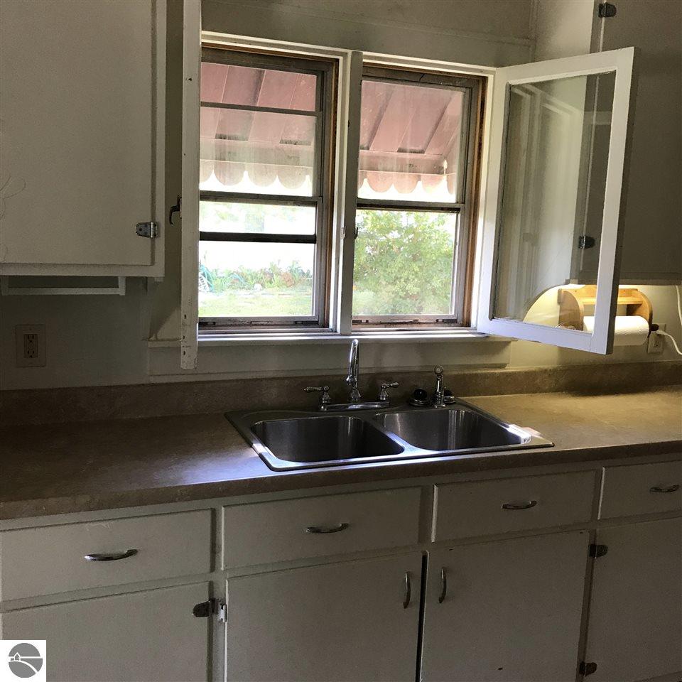 411 Fourth St, Clare, MI 48617 photo 7