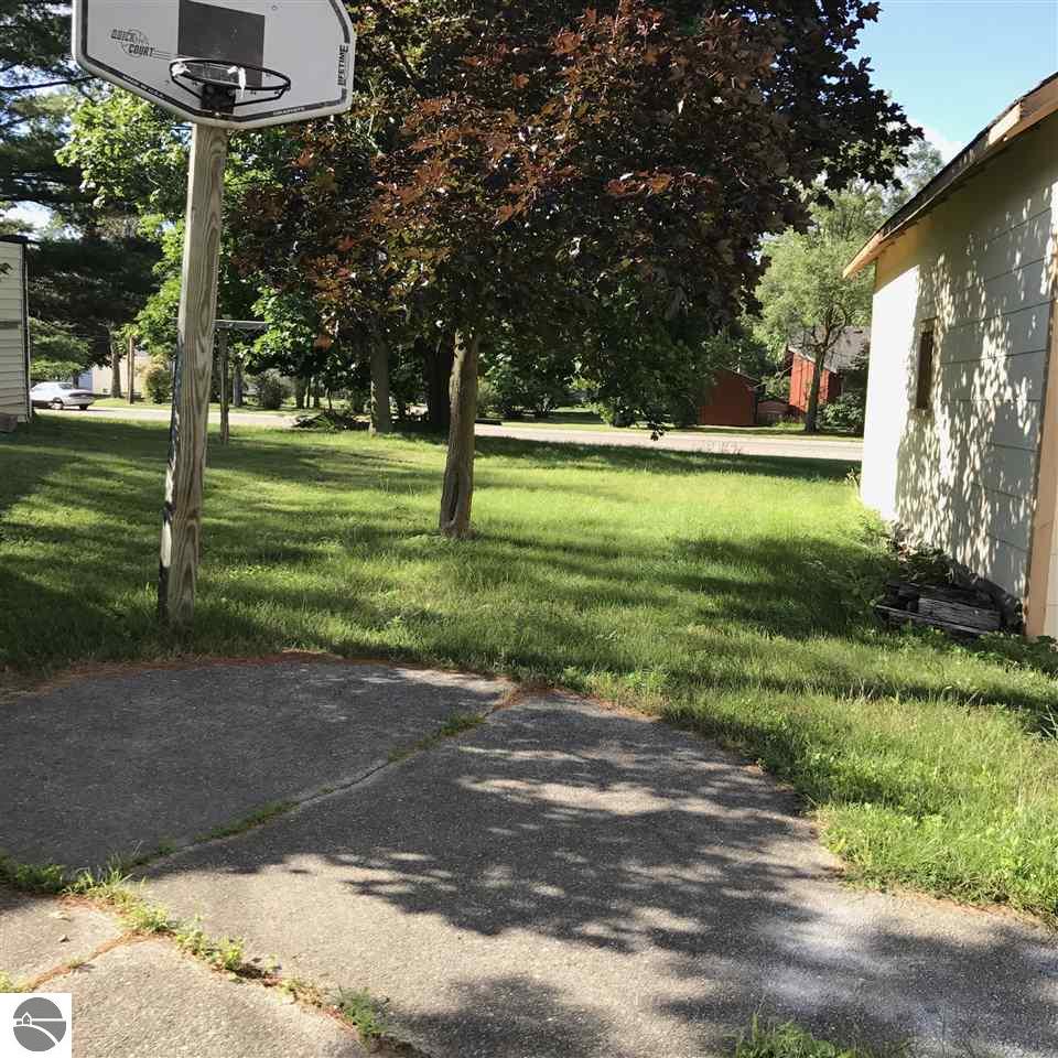 411 Fourth St, Clare, MI 48617 photo 4